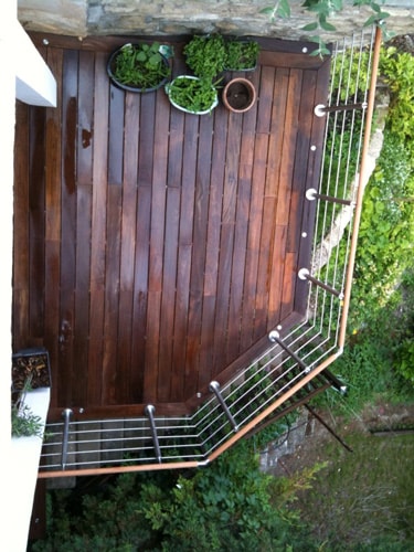 vue de haut d'une rampe bois sur balustrade inox