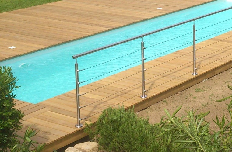 garde-corps inox autour d'une piscine