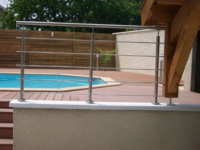 piscine avec balustrade en inox